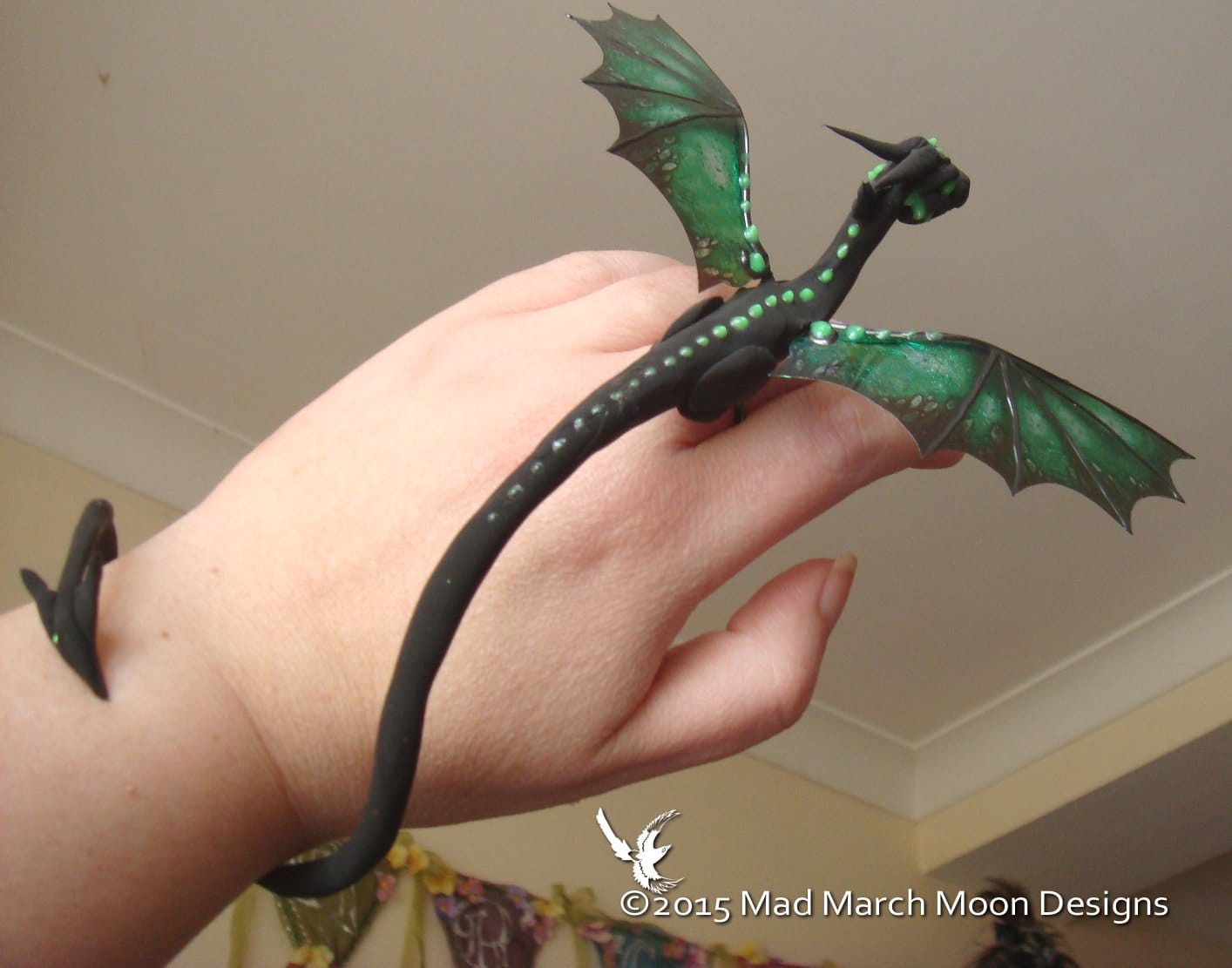 A dragon ring-bracelet to keep your hand company