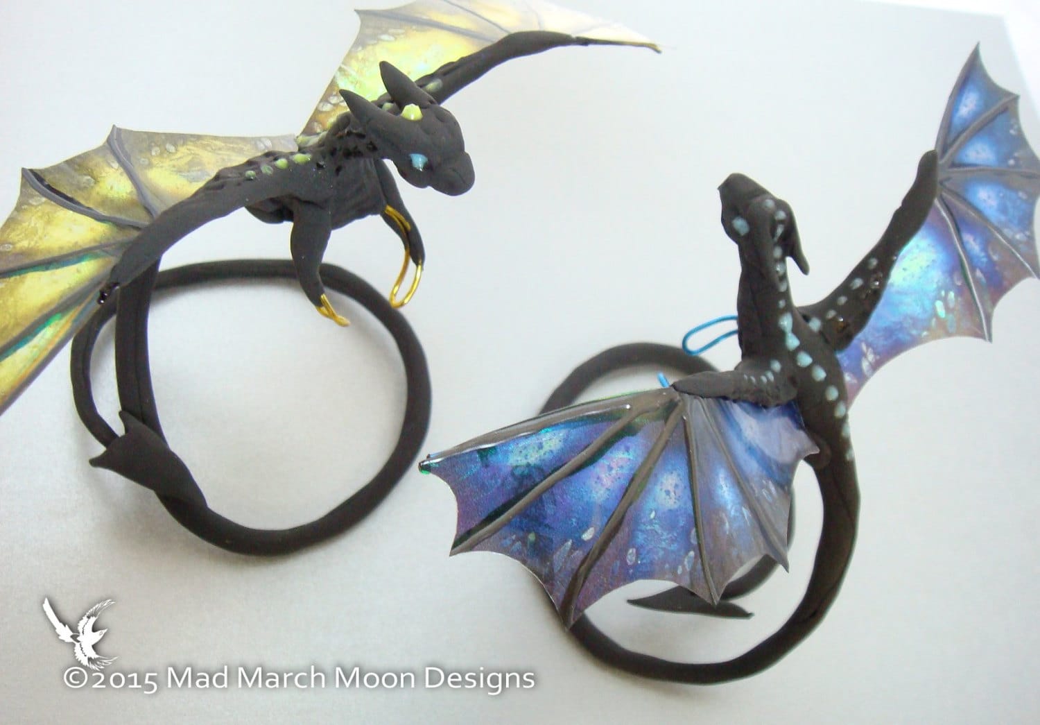 A dragon ring-bracelet to keep your hand company