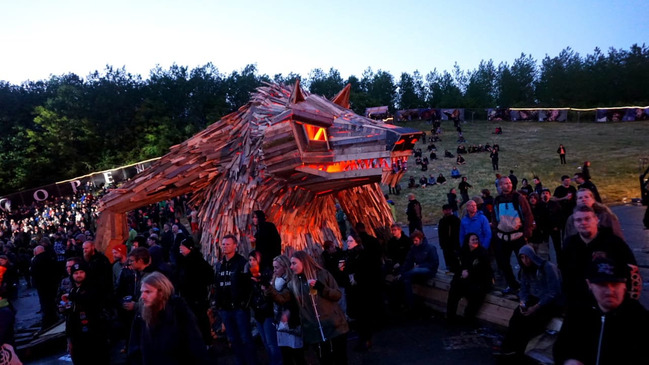 Glowing wolf by Thomas Dambo