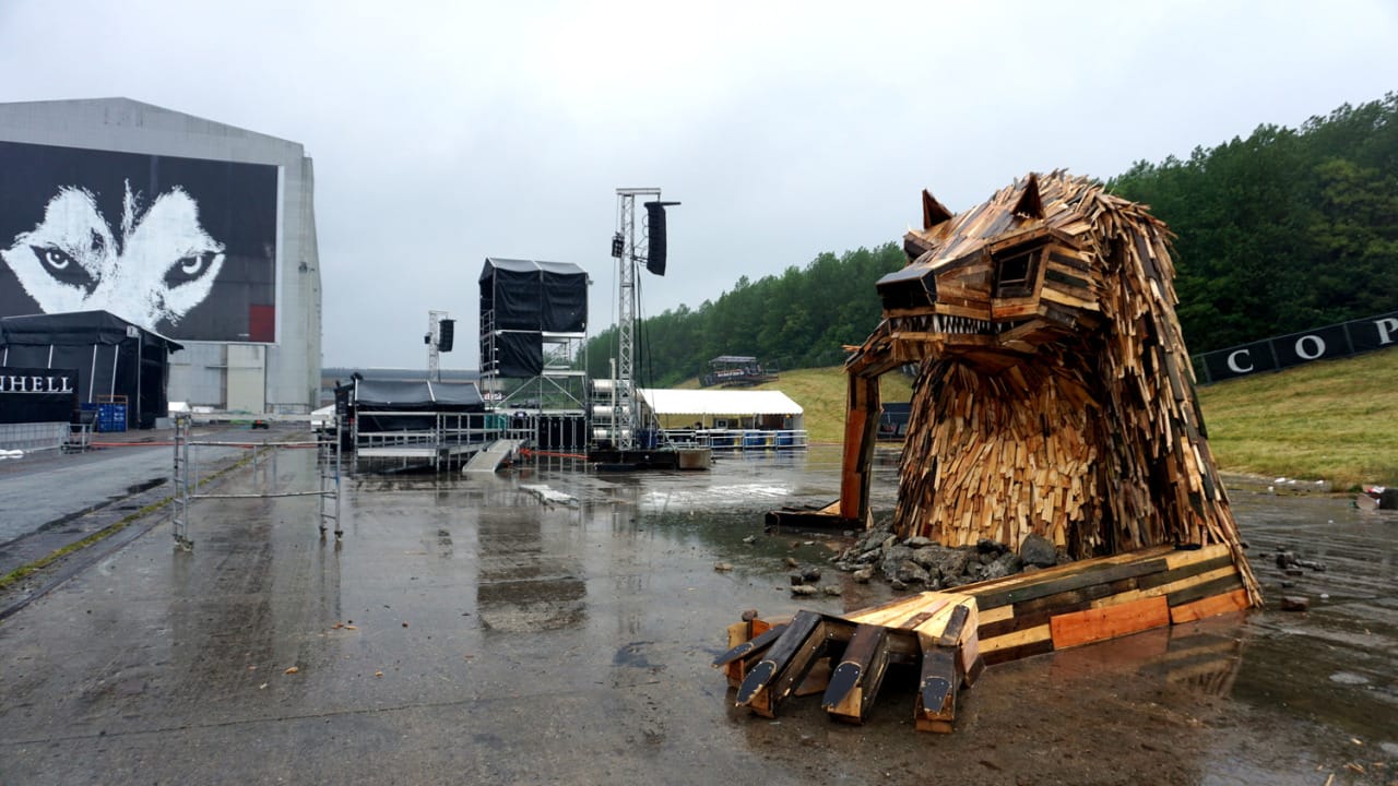 Olav the wold in the rain by Thomas Dambo