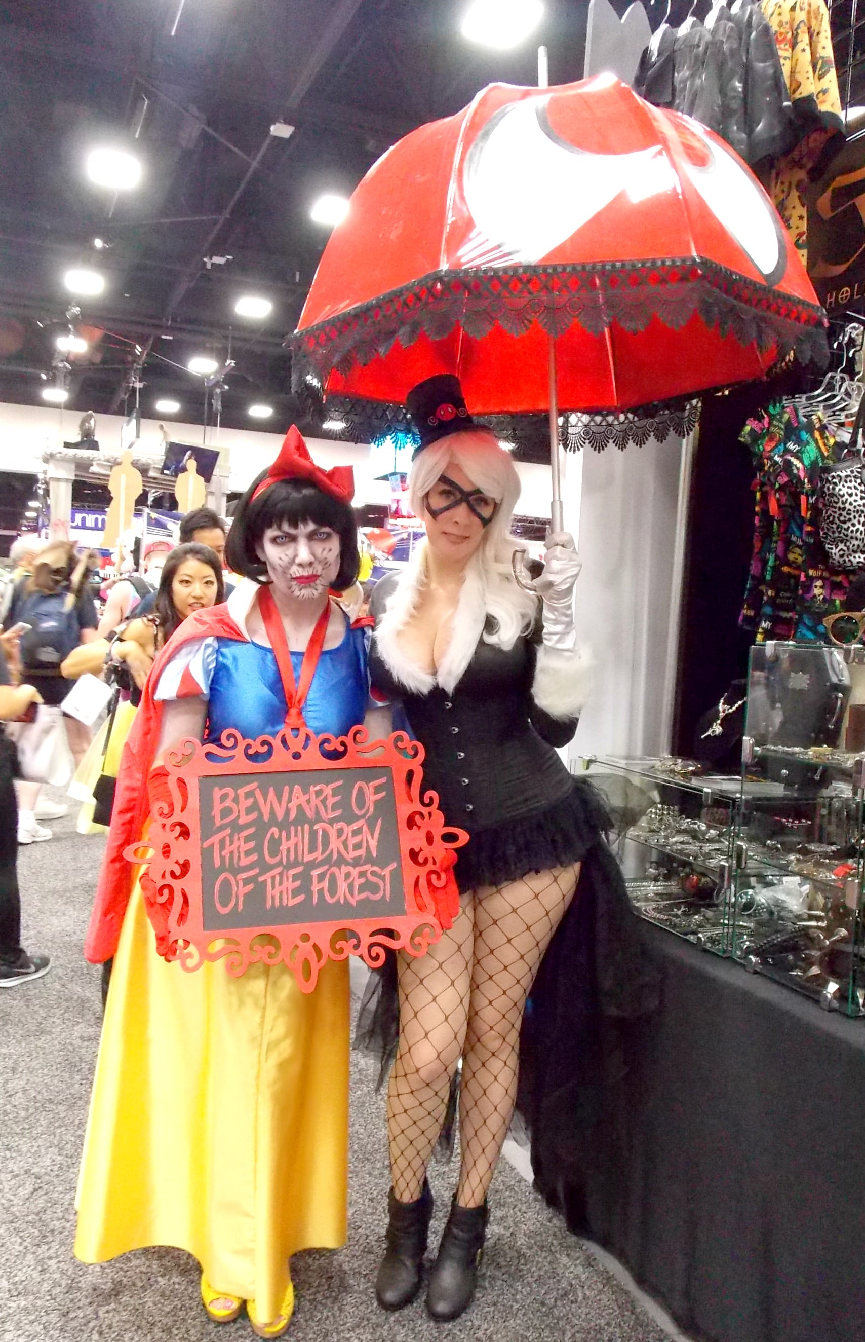 Burlesque Cat and Dark Snow