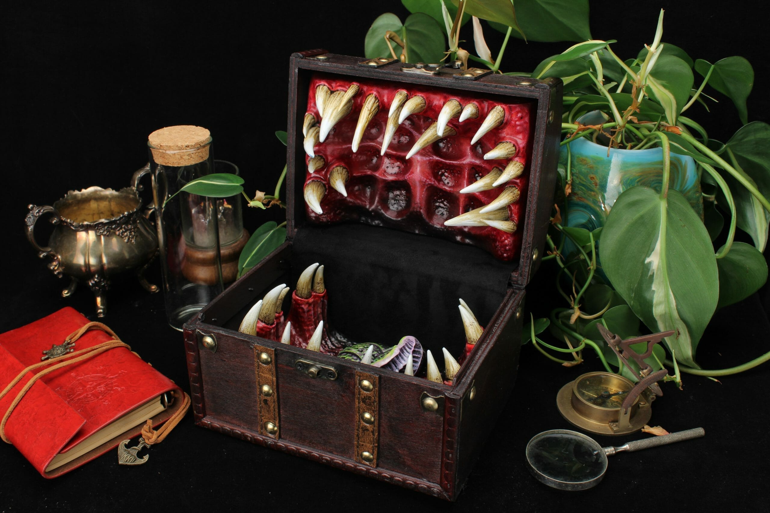 The hideously impressive Mimic dice box