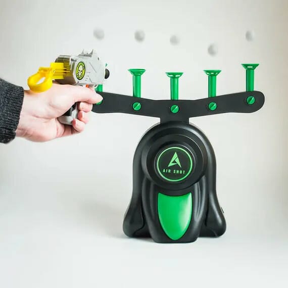 Hovering ball shooting game