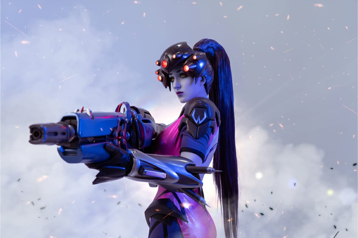 Rena's impressive Widowmaker cosplay has articulated weapon and visor