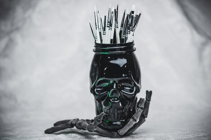 Black skull brush pot