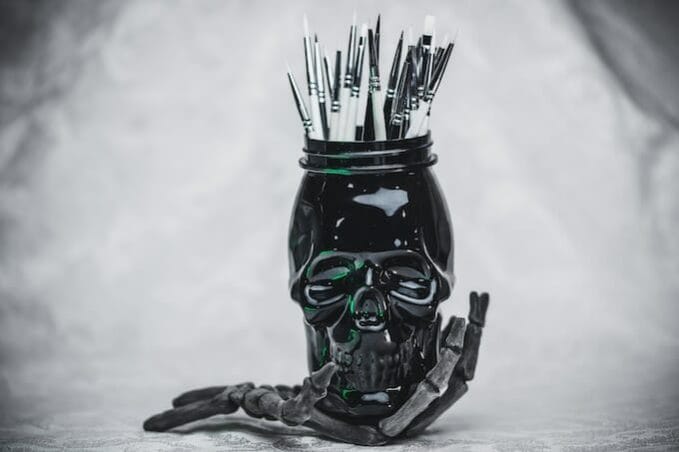 Black skull brush pot